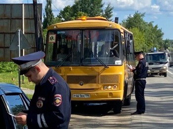 Мэрия Среднеуральска и органы ГИБДД не торопятся обеспечивать дорожную безопасность рядом с «элитной» школой. Прокуратура внесла представление