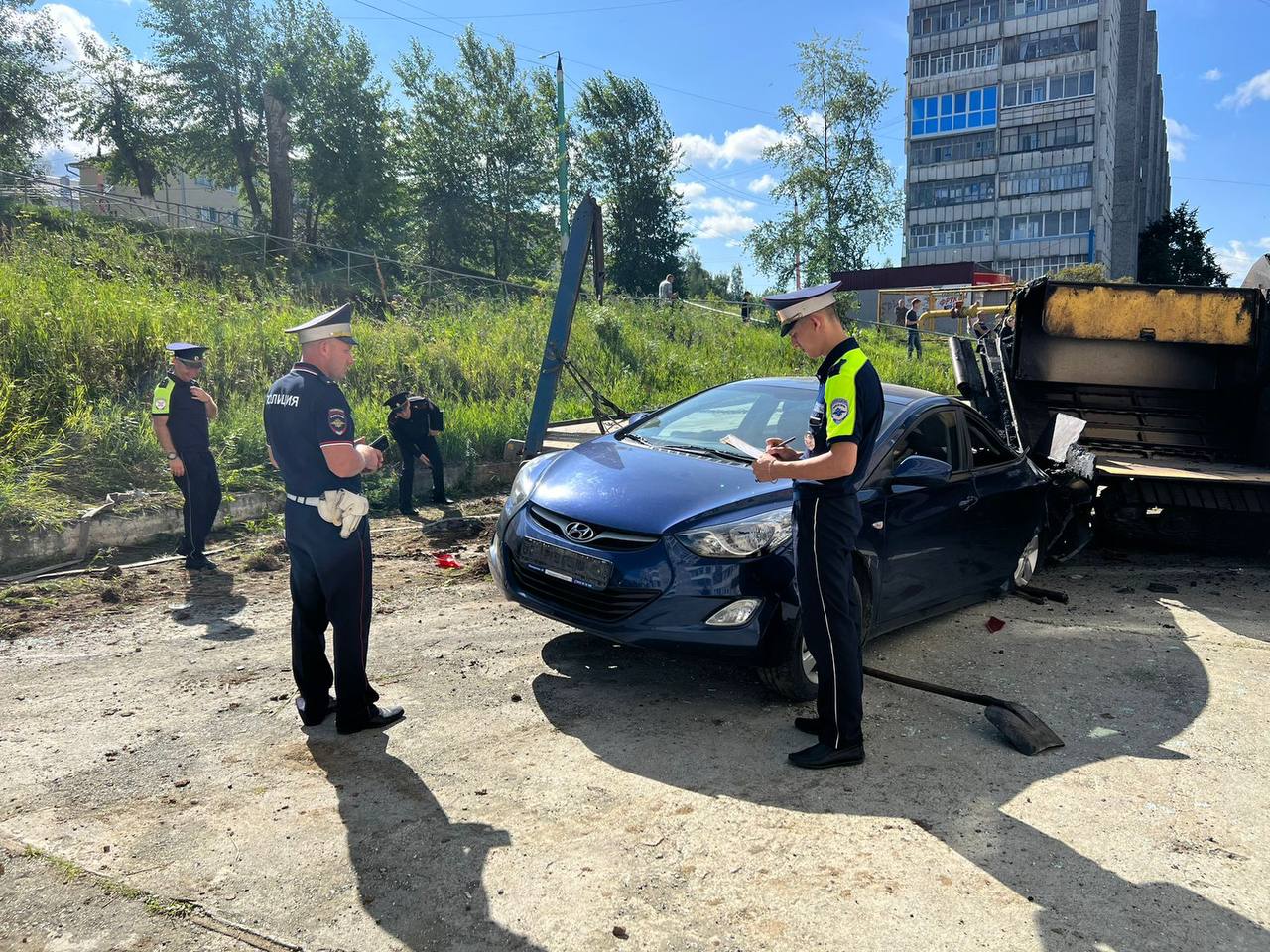 В Качканаре большегруз врезался в многоэтажный дом - ВЕДОМОСТИ Урал -  Новости Екатеринбурга и Свердловской области сегодня