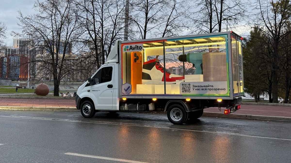 По Екатеринбургу ездит «Газель» с прозрачным кузовом