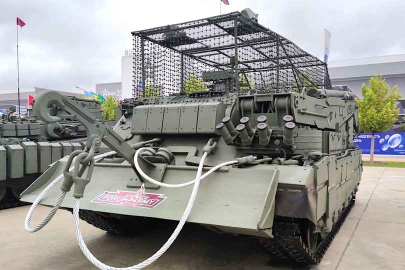 «Уралвагонзавод» отправил в войска бронированные машины для эвакуации танков