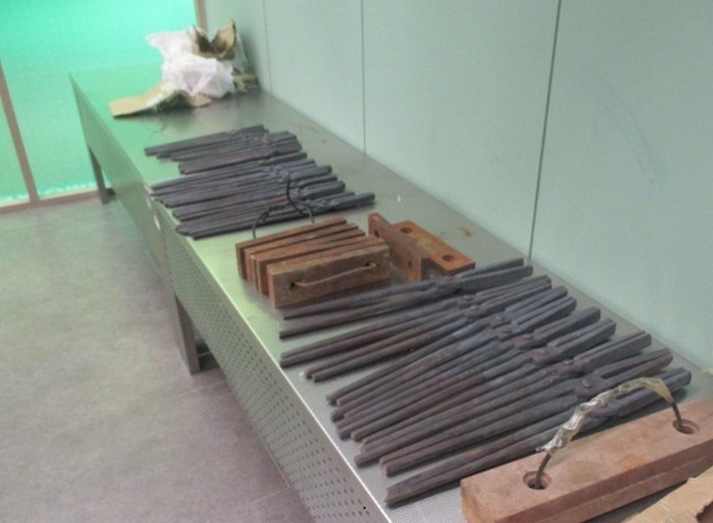 Челябинец пытался провезти центнер клещей и арсенал гильотинных ножей из Баку