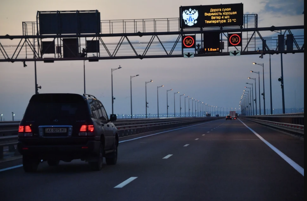 Движение по Кимрскому мосту. Движение по Крымскому мосту возобновили. Движение по Крымскому мосту. Машины едут по Крымскому мосту.