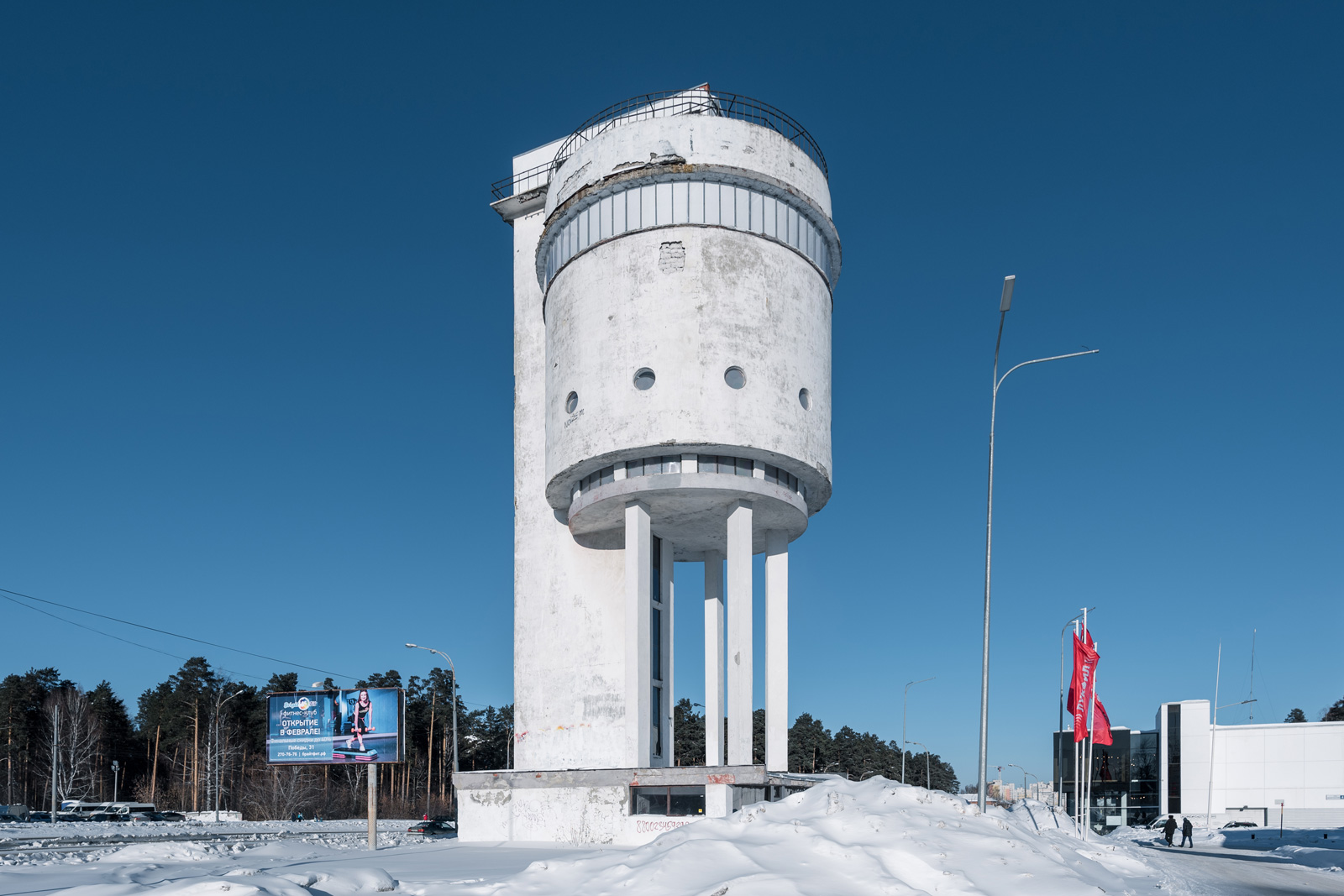 White екатеринбург. Водонапорная башня Уралмаш Екатеринбург. Белая башня Уралмаш Екатеринбург. Водонапорная башня УЗТМ – «белая башня». Белая башня Екатеринбург водонапорная башня.