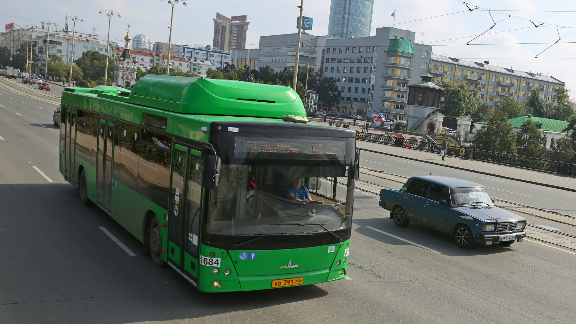 Остановки 57 автобуса екатеринбург. Автобус Екатеринбург. Общественный транспорт Екатеринбург. Зеленый автобус. Екатеринбургский автобус.