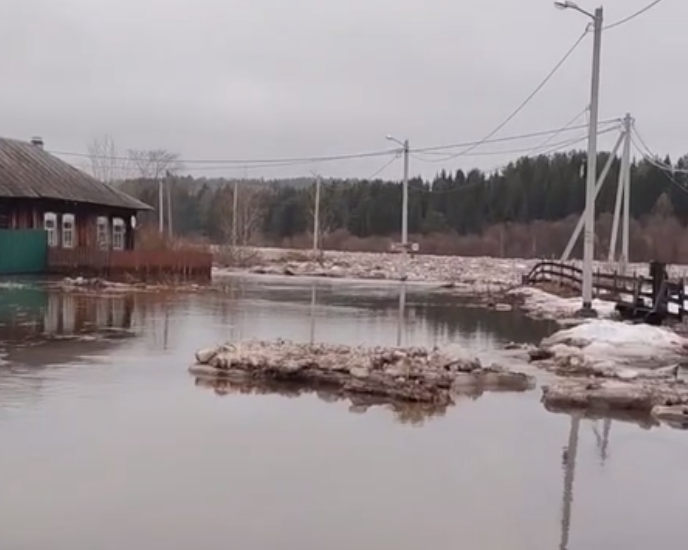 Река Межевая Утка вышла из берегов и затопила улицу в деревне Баронская