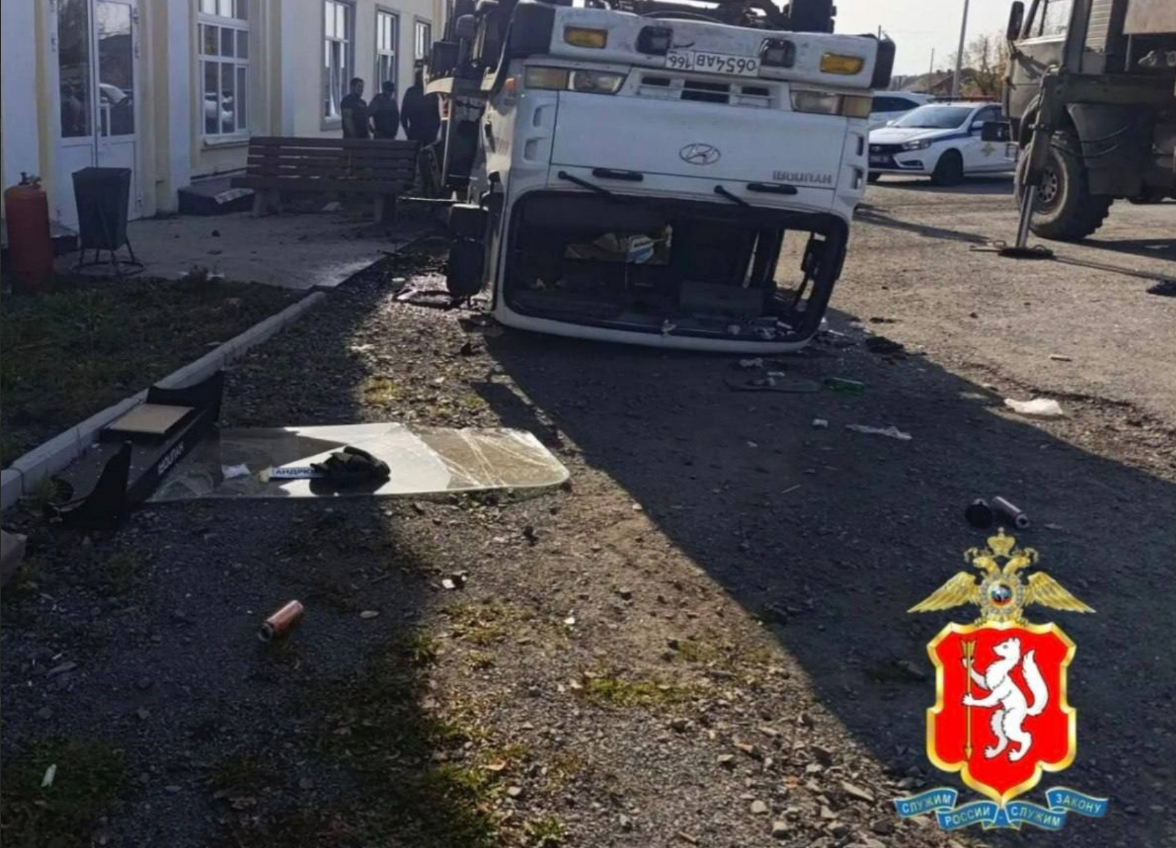 В Ивделе грузовик опрокинулся у ж/д вокзала из-за отказавших тормозов