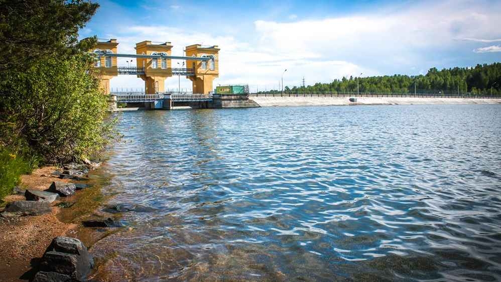 На Белоярском водохранилище под лёд провалились трое мужчин: один погиб