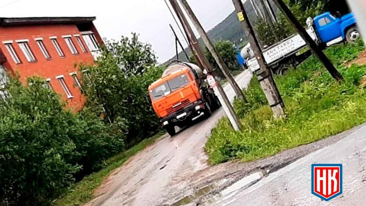 В Большом Истоке КамАЗы сливают отходы у детских площадок