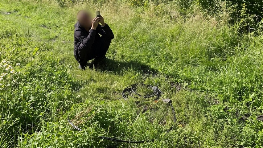 В Среднеуральске задержали похитителя кабеля с топором