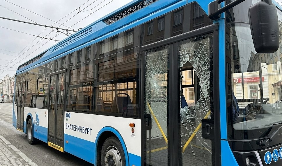 В Екатеринбурге толпа подростков разгромила новый троллейбус