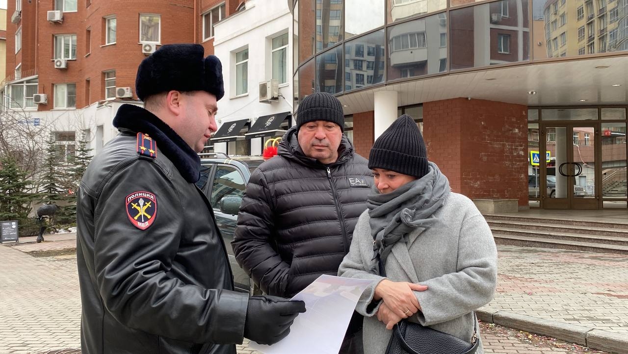 Начальник УМВД Екатеринбурга вышел на улицы города, чтобы лично  предупредить граждан о мошеннических звонках - ВЕДОМОСТИ Урал - Новости  Екатеринбурга и Свердловской области сегодня