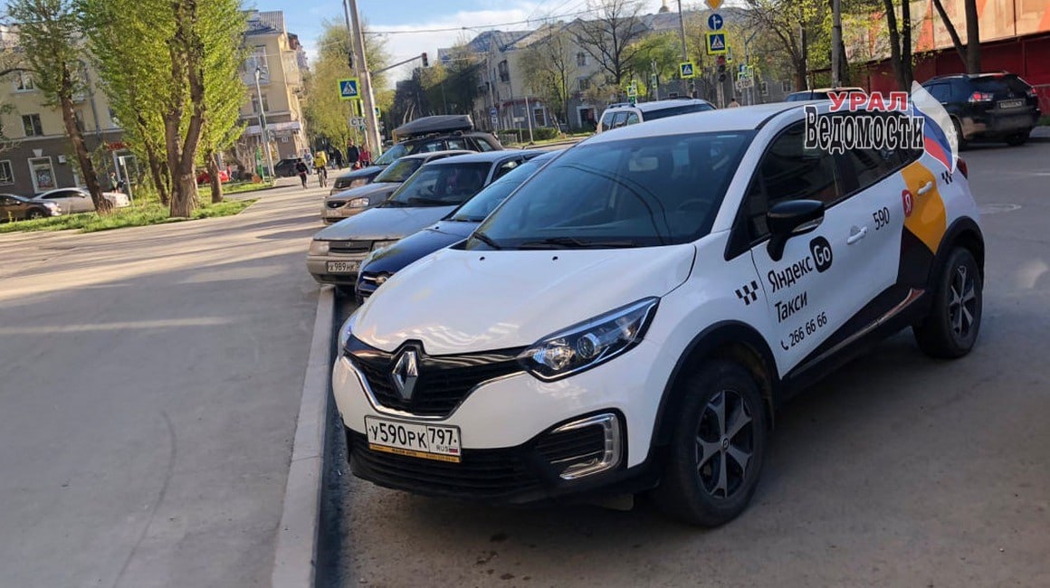 Госдума предлагает запретить парковку такси во дворах жилых домов