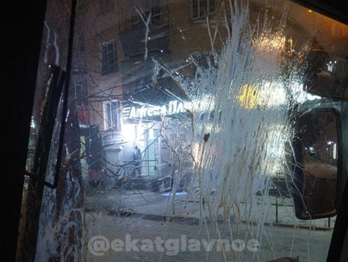 Вандалы начали забрасывать екатеринбургский общественный транспорт яйцами