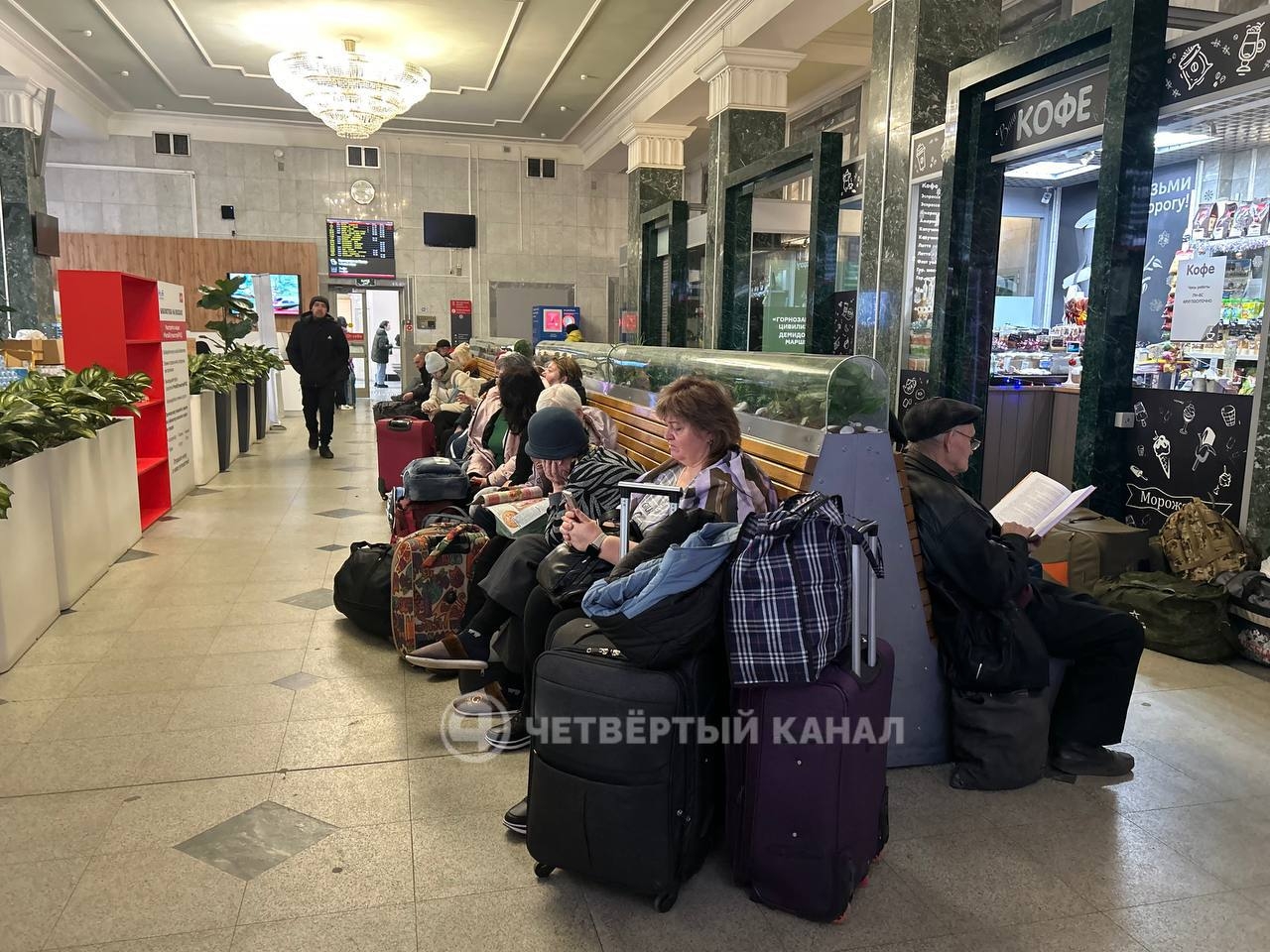 Более 130 пассажиров стали заложниками железнодорожного коллапса