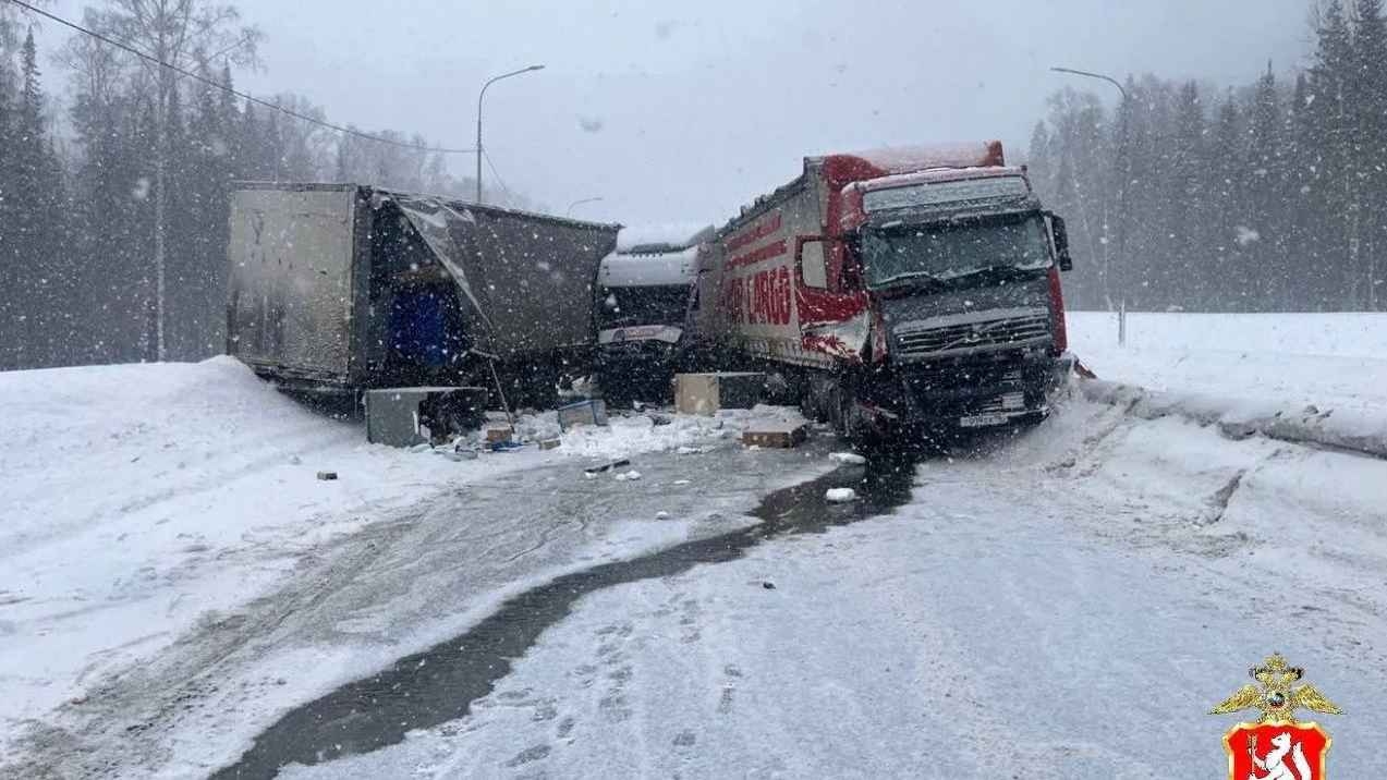 На трассе М-12 под Первоуральском перекрыто движение из-за ДТП