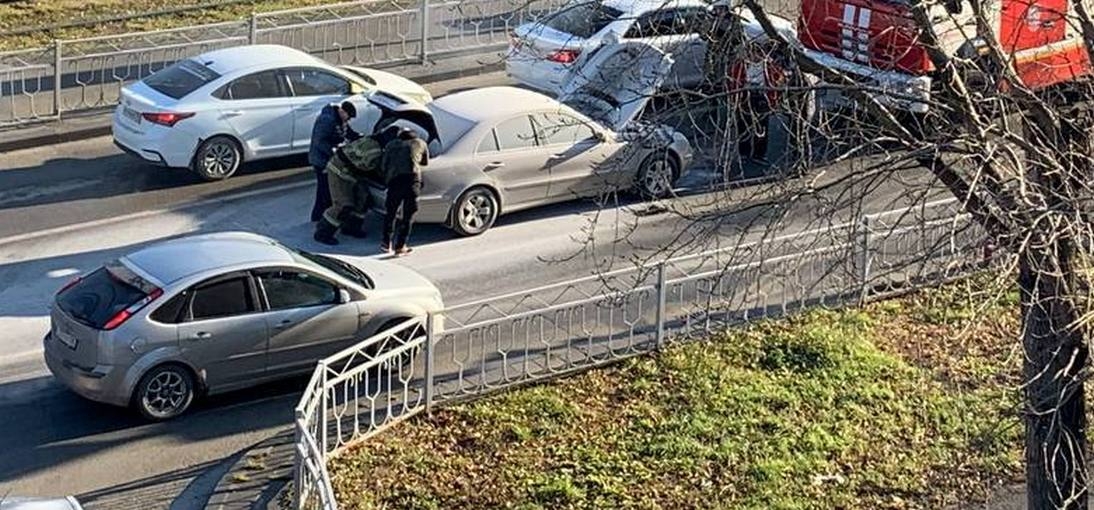 Автомобиль вспыхнул на улице Уральской в Екатеринбурге