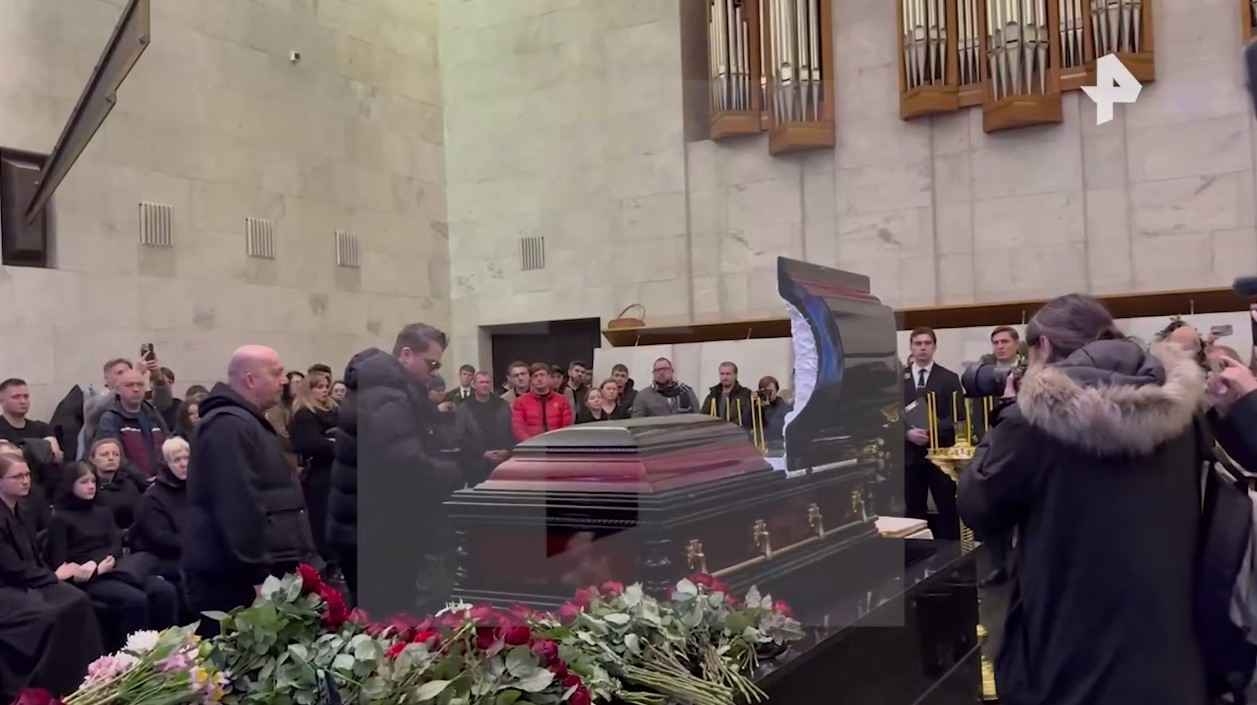 «Не было ни секунды жалоб»: Бурунов и Харламов попрощались с Романом Поповым