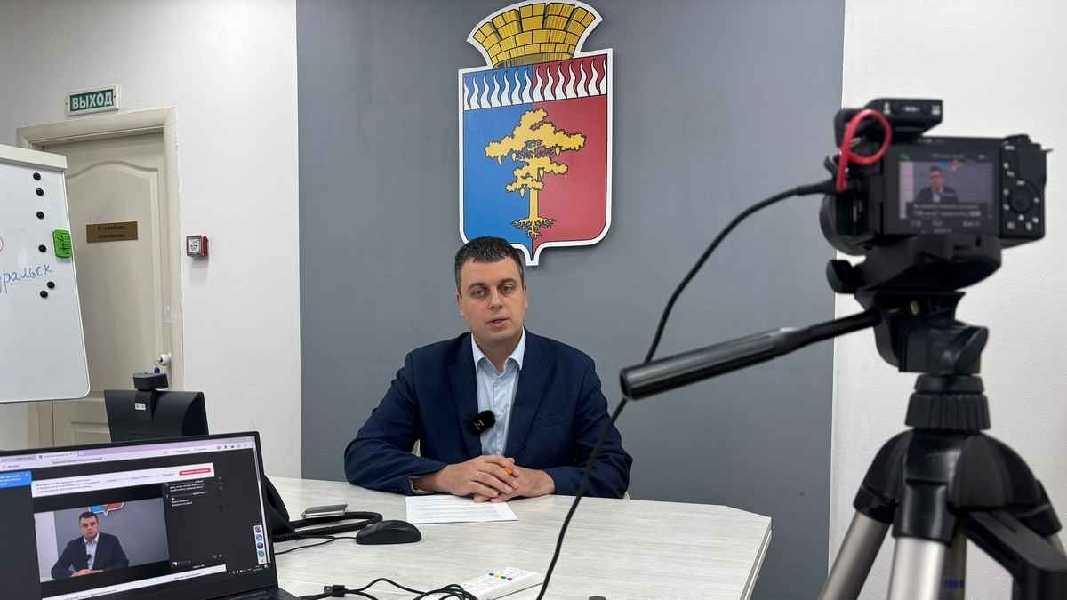 Прямая линия в Среднеуральске: баня — к новому году, дороги — к 2026-му