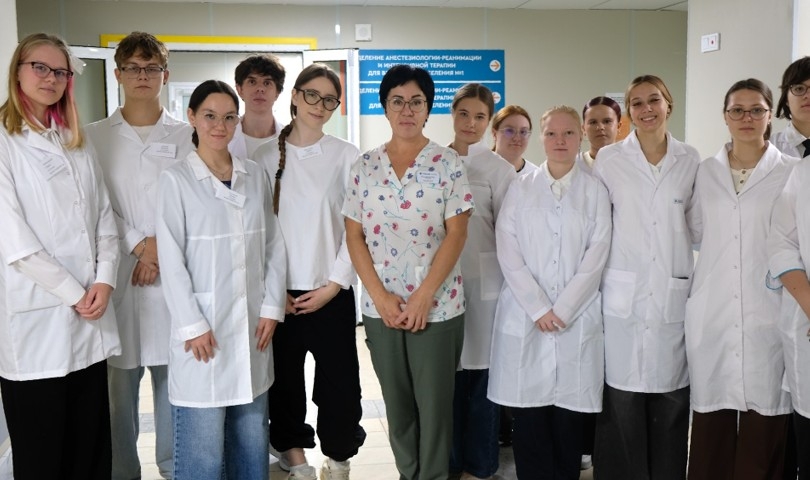 Школьники попробовали себя в роли врачей в онкодиспансере Екатеринбурга