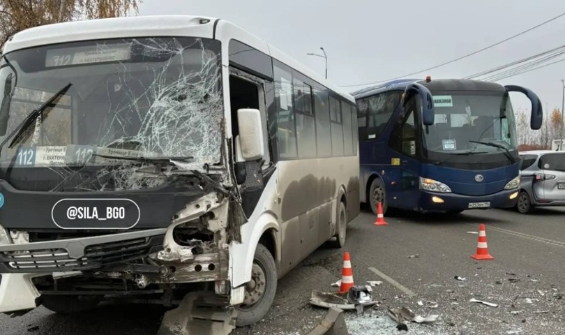 Грузовик врезался в автобус с 25 пассажирами в Берёзовском