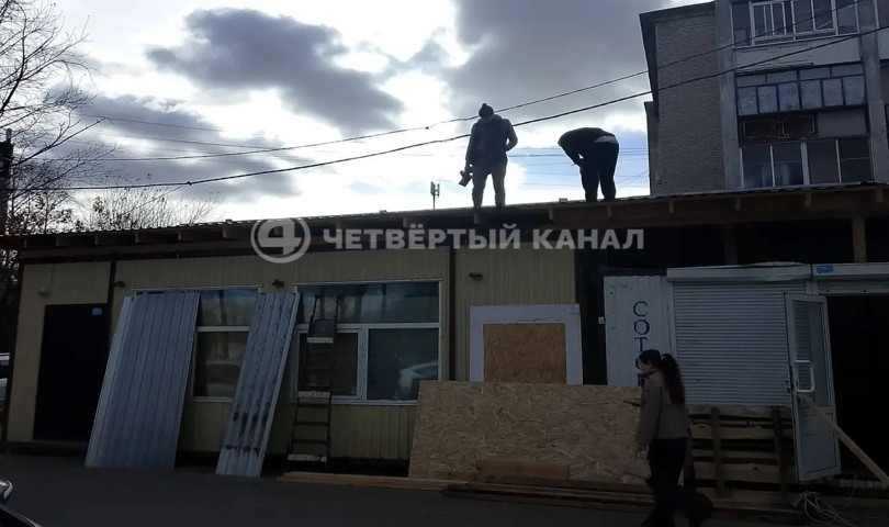 У жилого дома в Екатеринбурге без разрешения установили 10 торговых павильонов