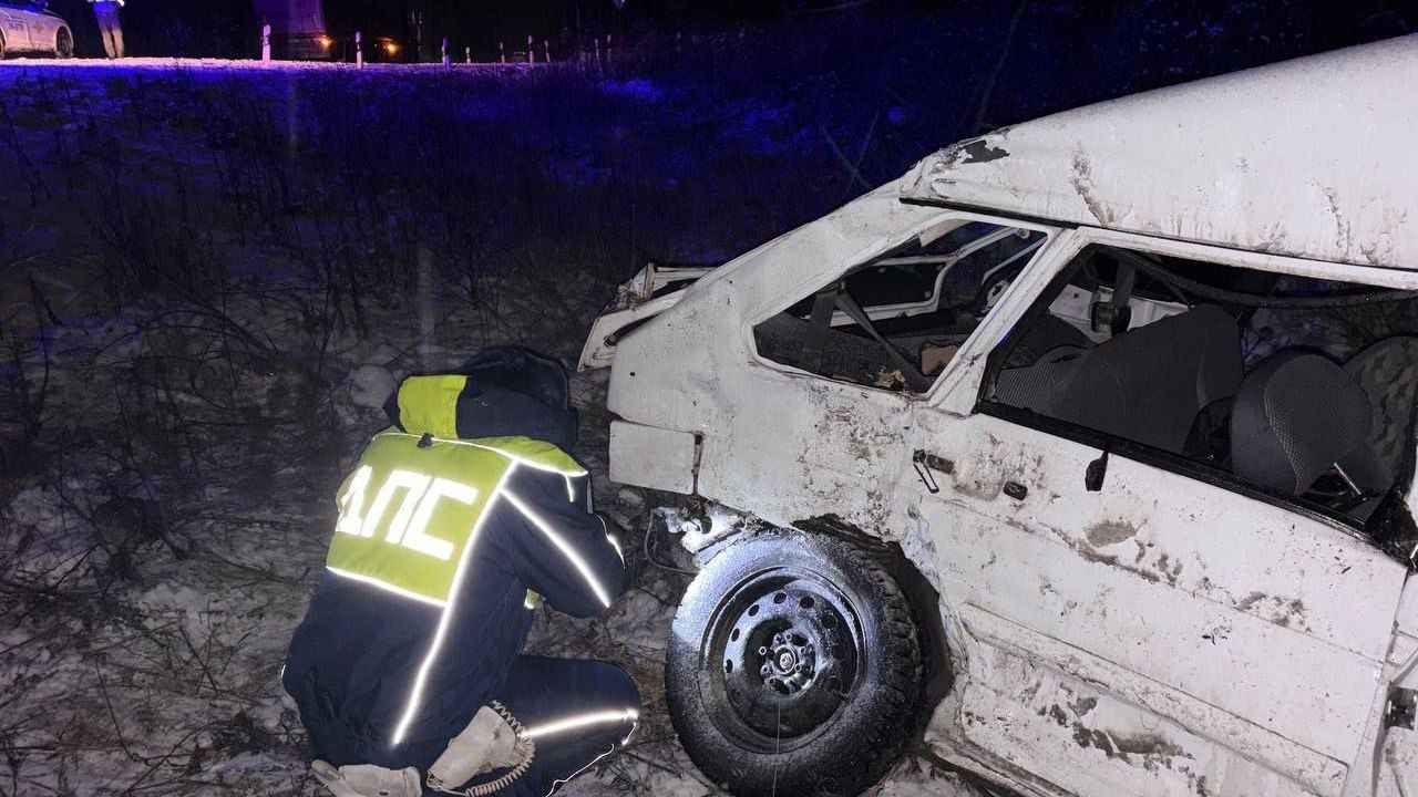 ГИБДД опубликовала фото с места жуткого ДТП на трассе под Нижним Тагилом