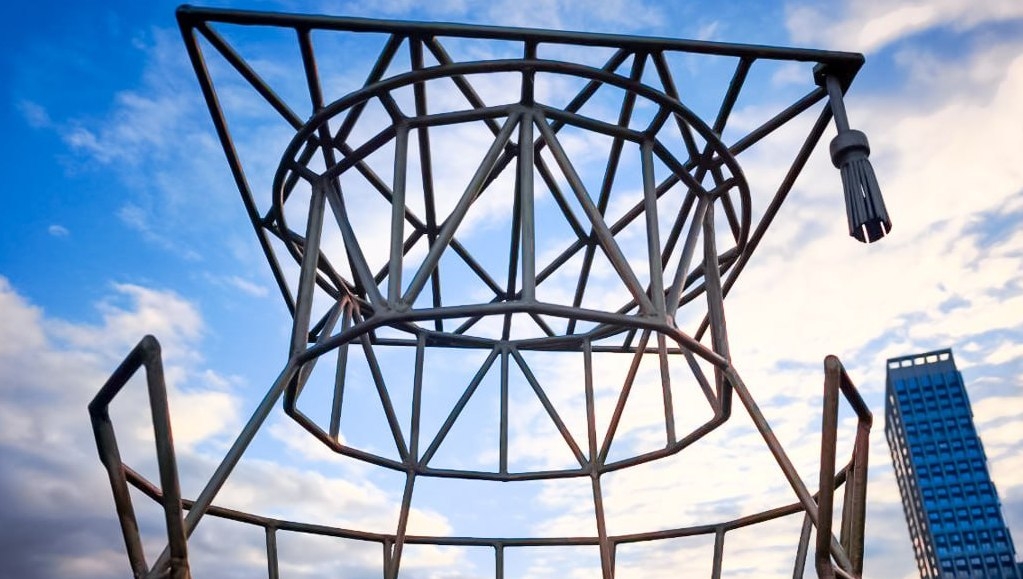 В Академическом районе Екатеринбурга установили арт-объект «Академик»