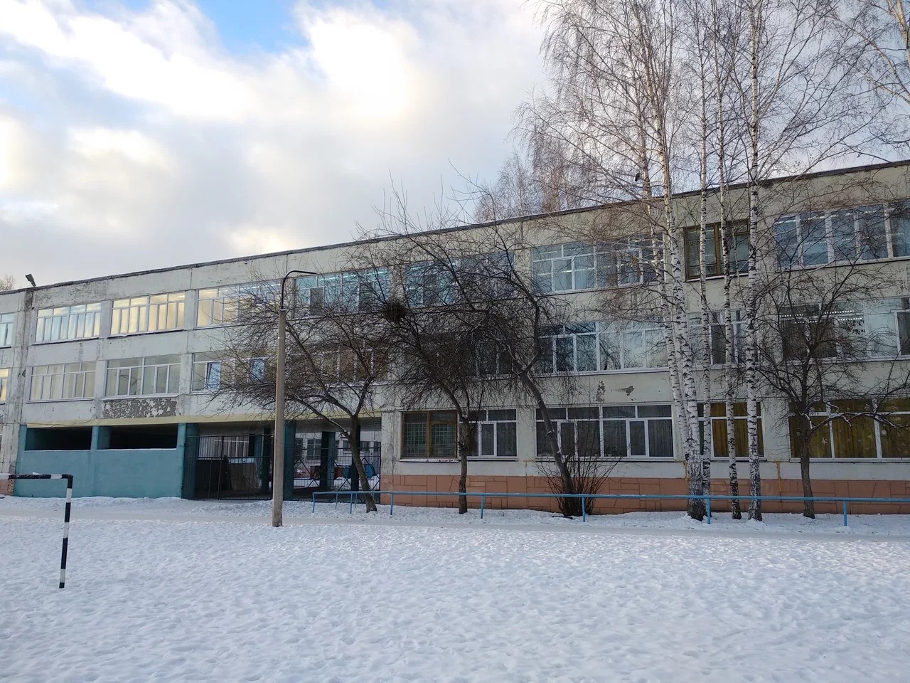 Тагильские школьники рискуют здоровьем, штурмуя школьный забор