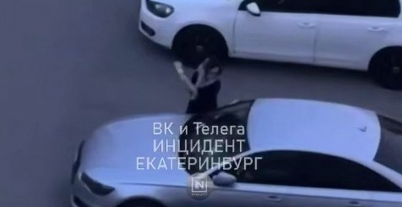 Ночной вандализм в Екатеринбурге: девушка разбила автомобиль бутылкой - ВЕДОМОСТИ Урал - Новости Екатеринбурга и Свердловской области сегодня