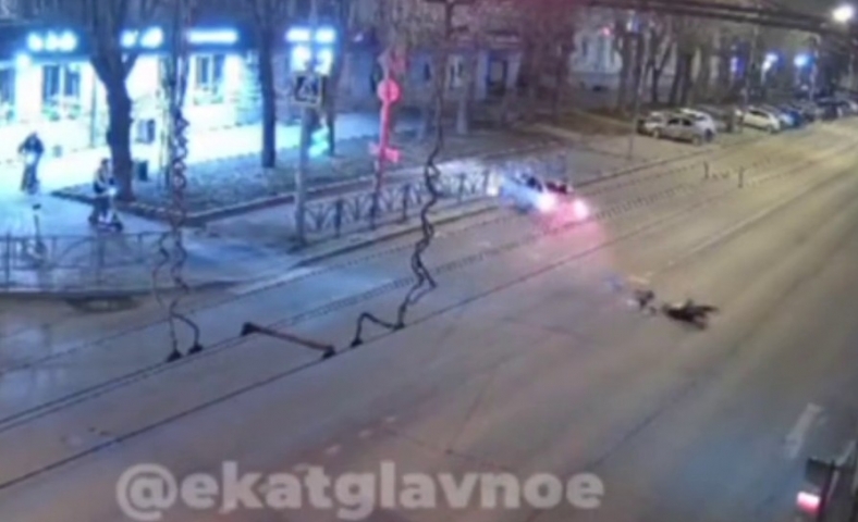 Камера запечатлела момент ДТП в Екатеринбурге: автомобиль сбил самокатчика на перекрестке Белинского-Авиационная - ВЕДОМОСТИ Урал - Новости Екатеринбурга и Свердловской области сегодня