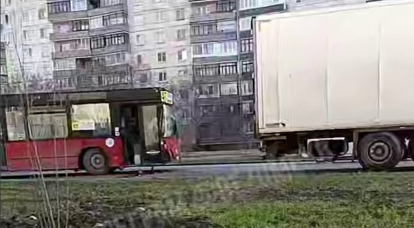 Автобус столкнулся с грузовиком на Таватуйской в Екатеринбурге: обошлось без пострадавших - ВЕДОМОСТИ Урал - Новости Екатеринбурга и Свердловской области сегодня