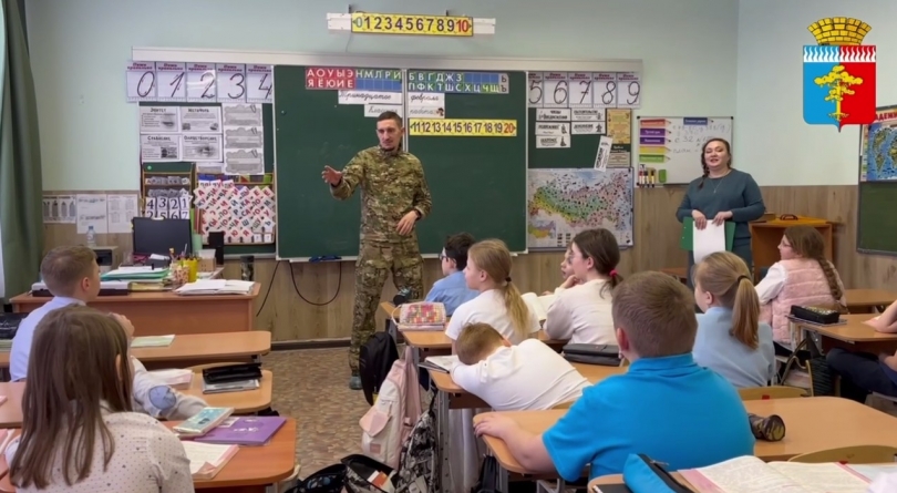 Ветеран СВО провел урок патриотизма для школьников Среднеуральска - ВЕДОМОСТИ Урал - Новости Екатеринбурга и Свердловской области сегодня