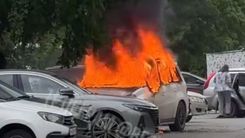 Иномарка сгорела на глазах у пожарных в Екатеринбурге - Новости Свердловской области — последние события в Екатеринбурге и области