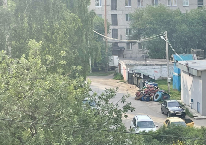 В Верхней Пышме на мусорной площадке одного из дворов обнаружили свалку из опасных отходов - ВЕДОМОСТИ Урал - Новости Екатеринбурга и Свердловской области сегодня