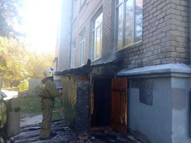 В Екатеринбурге вспыхнула школа - ВЕДОМОСТИ Урал - Новости Екатеринбурга и Свердловской области сегодня