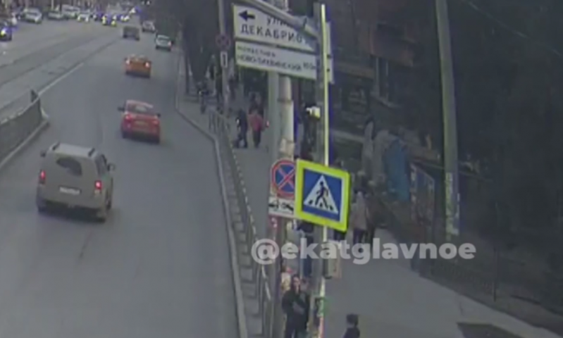 Агрессия на тротуаре: Самокатчики зверски избили пешехода в Екатеринбурге - ВЕДОМОСТИ Урал - Новости Екатеринбурга и Свердловской области сегодня