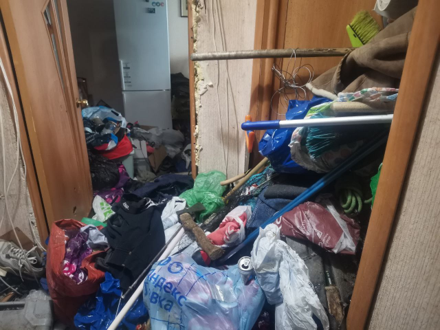 В Екатеринбурге судебные приставы очистили захламленную квартиру на Боровой - ВЕДОМОСТИ Урал - Новости Екатеринбурга и Свердловской области сегодня
