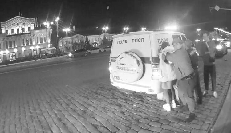 В Екатеринбурге полиция остановила массовую драку, вызванную пьяной семейной парой - ВЕДОМОСТИ Урал - Новости Екатеринбурга и Свердловской области сегодня