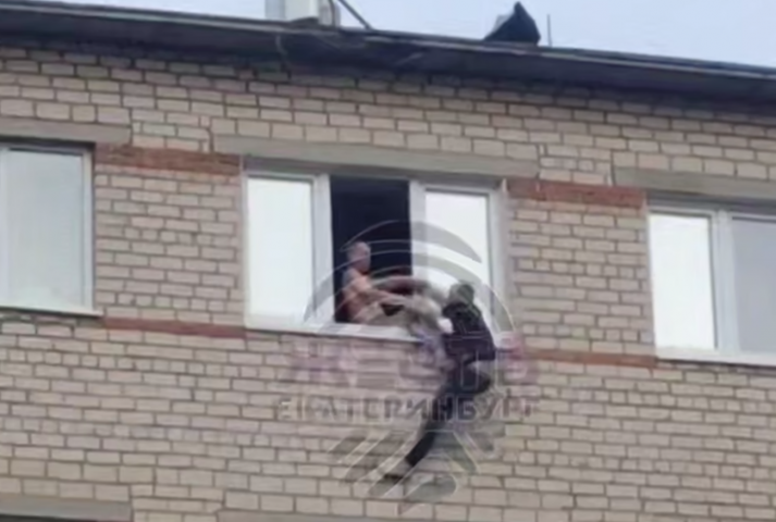 На Педагогической улице предотвратили попытку суицида: пьяный мужчина едва не спрыгнул с пятого этажа - ВЕДОМОСТИ Урал - Новости Екатеринбурга и Свердловской области сегодня