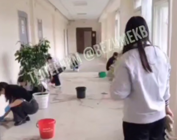 Скандал в школе №149: Учениц заставили мыть пол в коридоре без швабр - ВЕДОМОСТИ Урал - Новости Екатеринбурга и Свердловской области сегодня