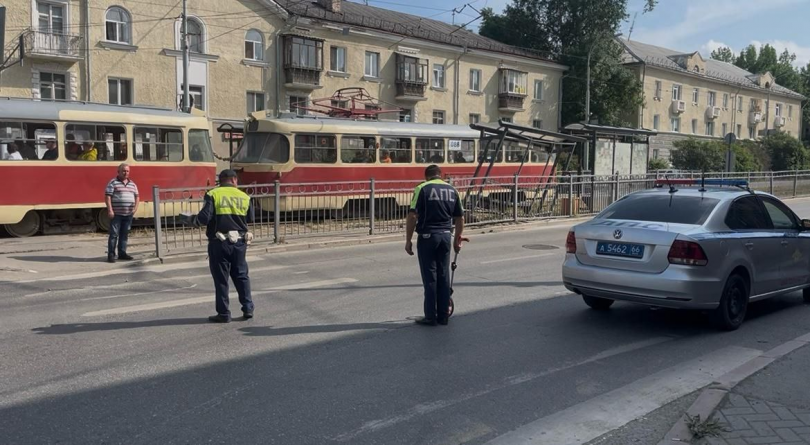 В Екатеринбурге грузовик повредил остановку, пострадали два человека - ВЕДОМОСТИ Урал - Новости Екатеринбурга и Свердловской области сегодня