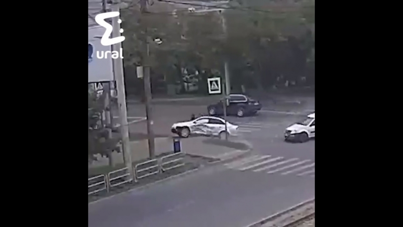 Жёсткий уральский характер или везение? В Челябинске в сантиметре от женщины пролетело авто и не задело её - ВЕДОМОСТИ Урал - Новости Екатеринбурга и Свердловской области сегодня