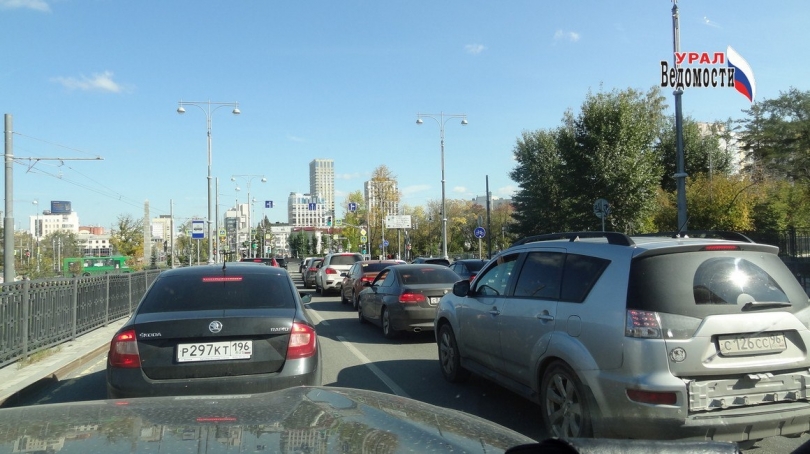 Жители Академического жалуются на хаотичную парковку на новой улице - ВЕДОМОСТИ Урал - Новости Екатеринбурга и Свердловской области сегодня