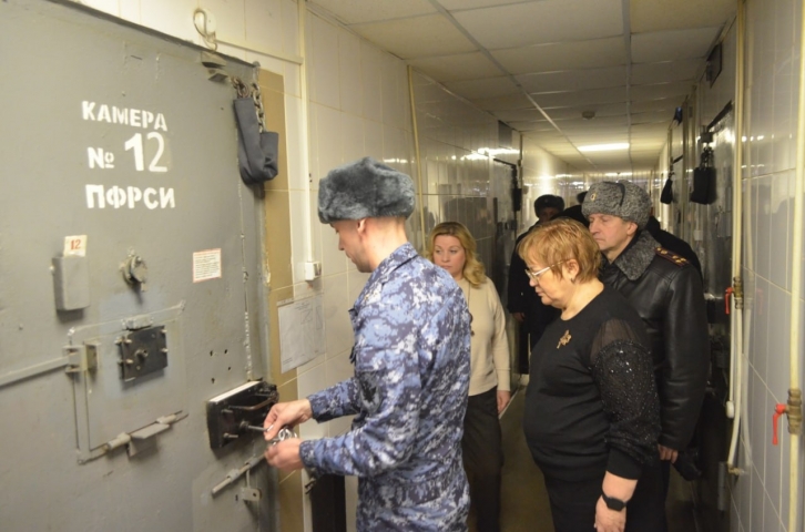 В Каменске-Уральском экс-надзиратель ответит за телефонный бизнес с заключенными - Новости Свердловской области — последние события в Екатеринбурге и области