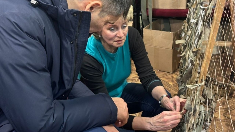 Министр экономики попробовал себя в плетении маскировочных сетей в Среднеуральске - ВЕДОМОСТИ Урал - Новости Екатеринбурга и Свердловской области сегодня