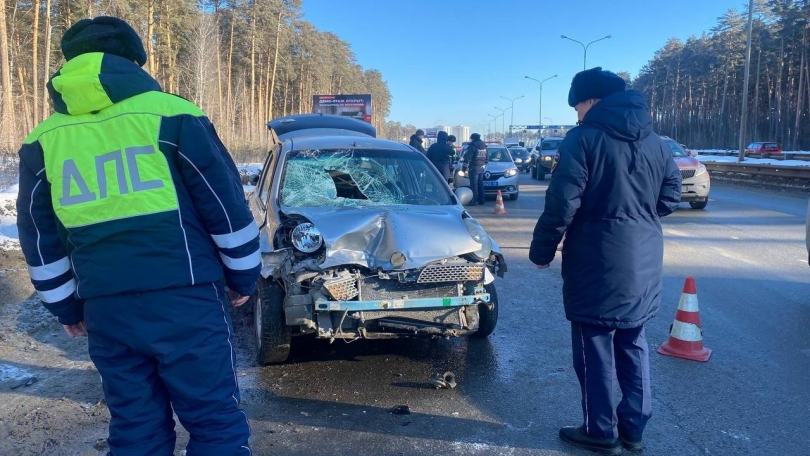В Екатеринбурге водитель «Фольксвагена» совершил наезд на четырех пешеходов. Один погиб... - ВЕДОМОСТИ Урал - Новости Екатеринбурга и Свердловской области сегодня