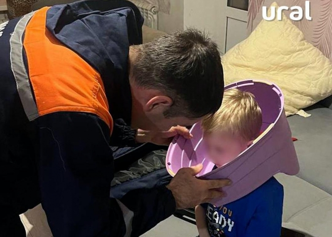 Спасение из ловушки: в Челябинске спасатели вызволили ребенка, застрявшего головой в горшке - ВЕДОМОСТИ Урал - Новости Екатеринбурга и Свердловской области сегодня