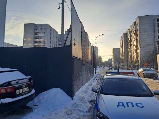Соцсети помогли выявить нарушения на Эльмаше: свердловская ГИБДД провела проверку из-за ограждения, перегородившего тротуар в Екатеринбурге - ВЕДОМОСТИ Урал - Новости Екатеринбурга и Свердловской области сегодня