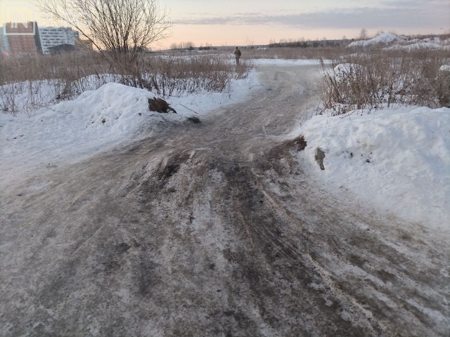 Дорога к остановке в Екатеринбурге превратилась в каток: жителям приходится добираться по льду рядом с помойкой - ВЕДОМОСТИ Урал - Новости Екатеринбурга и Свердловской области сегодня