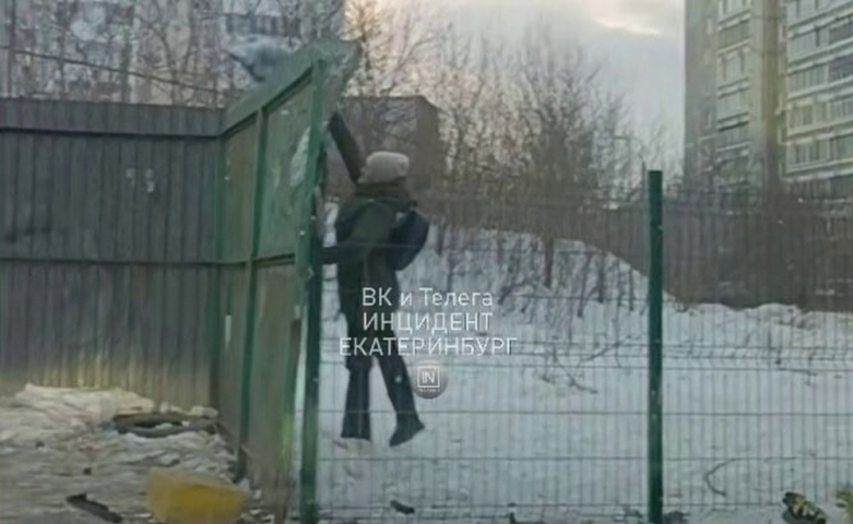 Мусорный фронт на Эльмаше: жители двух домов ведут войну из-за контейнерной площадки и нового забора - ВЕДОМОСТИ Урал - Новости Екатеринбурга и Свердловской области сегодня
